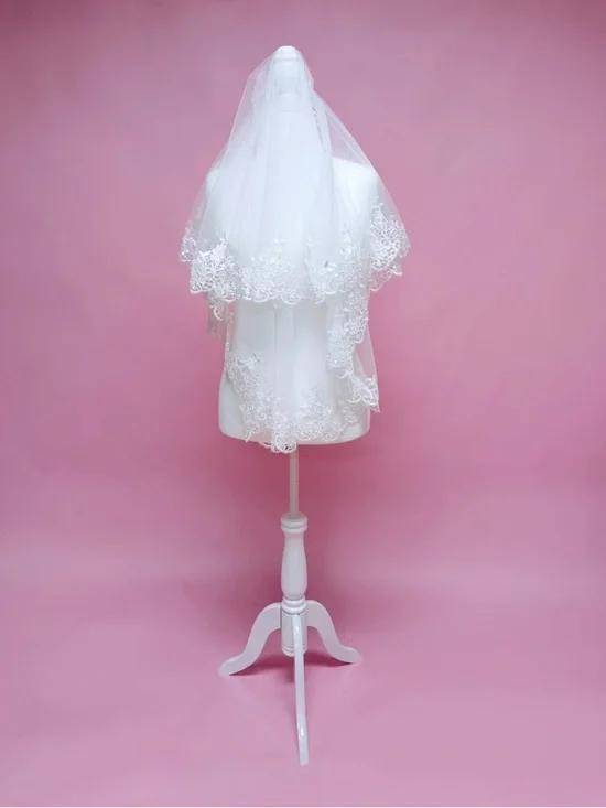 Two-Tier Lace Appliqué Edge Bridal Veil in White - Picture 3 of 5